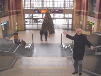 Helmut Bargfrede, Vorstand der Werbegemeinschaft Kieler Hauptbahnhof, zeigt auf die gl�serne Wand, an der die Gro�bildleinwand  befestigt wird. Die Treppen bilden die "Trib�ne", und  auch der gesamte ebenerdige Platz ist Zuschauerraum.