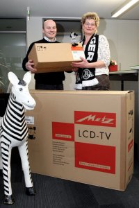 THW-Gesch�ftsf�hrer Uli Derad �berreichte den Hauptpreis an Karola S�del.