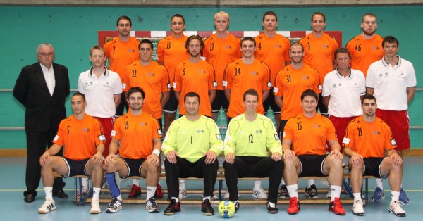 Oben von links: Edin Basic, Behrends, Kern, Fellmann, Kristjansson;Mitte von links: Pr�sident Oetterli, Trainer Nijdam, Scepanovic, Hofer, Svajlen, Physioth. van Welie, Torwarttrainer Svajlen;