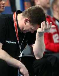 Fassungslos: Alfred Gislason nach der Ilic-Verletzung.