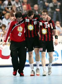 Michal Jurecki (Mitte) verletzte sich nach drei Minuten am Fu�.