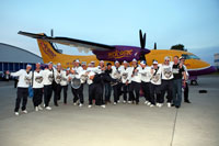 Der THW Kiel landet in Holtenau - und wird von rund 1.500 Fans empfangen.