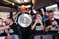 Betreuer Roland Breitenberger mit der Meisterschale.