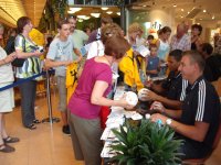 Viel zu tun gab es f�r Filip Jicha und Daniel Narcisse bei der Autogrammstunde im CITTI-Park.