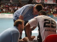 Betroffene Mienen: Alfred Gislason und Dennis Missling k�mmern sich um Daniel Narcisse.