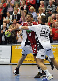 Chen Pomeranz versucht, an Christian Zeitz vorbeizukommen. Der Israeli trumpfte erst in der zweiten Halbzeit auf.