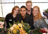 Kiels neue Sportlerin des Jahres Angelique Kerber (rechts),  die Drittplatzierten Moana Delle und Steffen Uliczka haben "Ersatzmann"  Daniel Narcisse (vorn) bei der Sportlerehrung  in die Mitte genommen. Der Olympiasieger vom THW