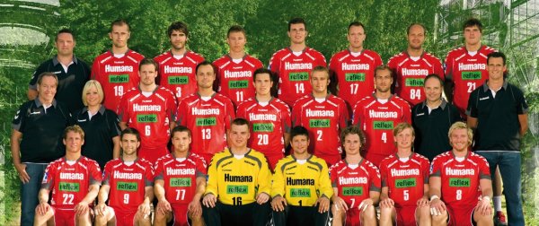 Oben von links: Co-Trainer Friedrich, Hynek, Cl��ner, Macke, Schr�der, Hock, Lammers, G�de; Mitte von links: Betreuer Gr�nhoff, Physioth. Milk, Schumann, Holmgeirsson, Gudat, Rycharski, Machulla, Trainer Pf�nder, Co-Trainer Pijper;