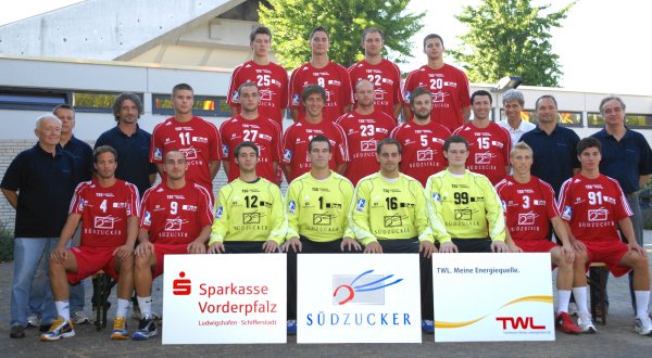 Oben von links: Dissinger, Dietrich, Veta, Ancsin;Mitte von links: Betreuer St�rm, Physioth. Corbie, Co-Trainer Eckhardt, Brandt, Gaubatz, Matschke, Becker, Kogut, Hauk, Arzt Dr. Kuhn, Trainer K�nig, Sportl. Leiter Krug;