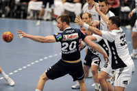 Die Kieler Deckung stand meistens gut, doch erst die Umstellung auf eine 3:2:1-Variante brachte den THW auf die Siegerstra�e.