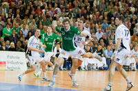 Nur selten gab es f�r Michael Haa� und Co. ein Durchkommen durch das Kieler Abwehrbollwerk.