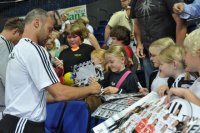 Begehrte Autogramme: So wie Thierry Omeyer erf�llten alle Zebras die W�nsche der Fans nach Unterschriften.