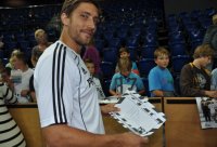 Kapit�n Marcus Ahlm verteilte THW-Stundenpl�ne.