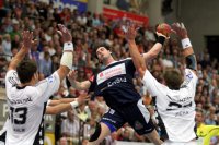 Die Kieler Deckung agierte sehr aufmerksam. Hier wird Alexandros Alvanos von einem THW--Trio gestoppt.