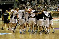 Die Kieler Jubeltraube nach dem Spiel.