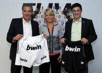Pr�sentieren die bwin-Werbung, die ab 2012 auf den THW-Hosen zu sehen sein wird: J�rg Wacker (bwin-Direktor), THW-Gesch�ftsf�hrerin Sabine Holdorf-Schust und THW-Marketingleiter Marcel Klein (von links).