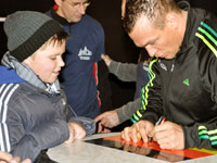 Begehrte Unterschrift: Christian Zeitz"  Autogramme waren im Handballbahnhof gefragt.