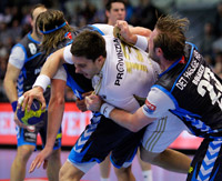 Kampf um jeden Zentimeter: Marcus Ahlm versucht, sich gegen Mikkel Hansen und Joachim Boldsen durchzusetzen.