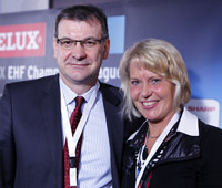 Die Gesch�ftsf�hrerin des THW Kiel Sabine Holdorf-Schust  (rechts) und der Pr�sident von Wisla Plock S.A. Andrzej Miszczynski (links)  freuen sich �ber das gemeinsame Los.