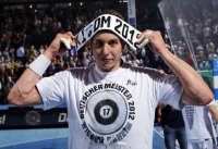 Jubel mit Meistershirt und dem neuen Kieler Kennzeichen: Filip Jicha.