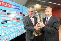 K�lns Oberb�rgermeister J�rgen Roters und EHF-Pr�sident Tor Lian mit dem Champions-League-Pokal.