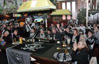 In der Hamburger Gecko-Bar fieberten viele THW-Fans beim Public Viewing mit.