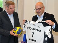 Klaus Elwardt schenkte dem Ministerpr�sidenten ein Trikot und einen Ball mit den Unterschriften der Triple-Sieger.