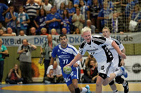 Der ehemalige Gummersbacher Patrick Wiencek leitet einen Gegensto� ein.