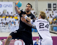 Nikola Karabatic musste nach 15 Minuten mit blutigem Kinn zun�chst das Parkett r�umen.