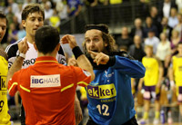 Der Vulkan Silvio Heinevetter brach mehrfach w�hrend der  Partie aus - und wurde von den Schiedsrichtern in der 28. Spielminute auf die Bank geschickt.