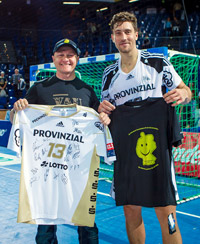 R�diger Elke und Marcus Ahlm machten einen Trikottausch f�r einen guten Zweck.