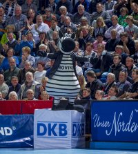 Stimmungskanone: Hein Daddel brachte die Fans mit seiner "Blues Brothers"-Interpretation zum Jubeln.