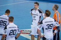 Entt�uscht: W�hrend Melsungens Spieler die Anzeigetafel fotografierten, blickten die "Zebras" traurig auf das Resultat.