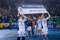 Die Spieler des THW Kiel bedankten sich bei ihren Fans und w�nschten ihnen mit diesem Banner ein frohes Weihnachtsfest.