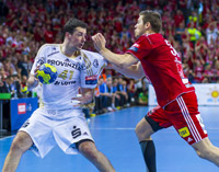 Marko Vujin im Duell mit Zivan Pesic.