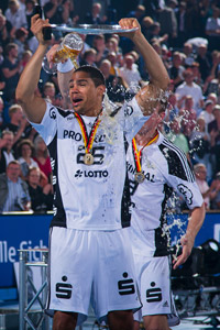 Da hilft auch kein Schutzschild: Bierdusche f�r  Daniel Narcisse.