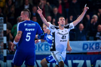 Marko Vujin bejubelt den Treffer zum 31:30 und blickt dabei auf die Hallenuhr.