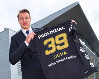 THW-Kapit�n Filip Jicha pr�sentiert das Kieler Champions-League-Trikot.