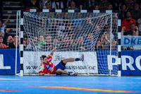 Benjamin Herth kommt bei Sigurdssons kuriosem Treffer einen Tick zu sp�t.