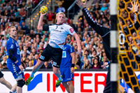 Patrick Wiencek setzt sich gegen seinen Vereinskollegen Rene Toft Hansen durch.