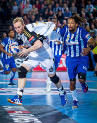 Gilberto Duarte testet Rene Toft Hansens Trikot.