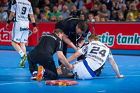 Schock in der zweiten Spielminute: F�r  Aron Palmarsson war das Landesderby fr�h beendet.