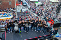 Die Meistermannschaft auf dem Rathausbalkon.