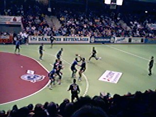 [Bild: Spielszene aus der 2. Halbzeit: THW im Angriff]