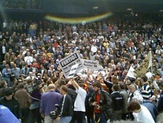 [Bild: Die Mannschaft im Trubel]