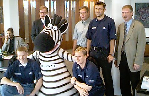 [Bild: Die Neuzug�nge mit dem THW-Maskottchen]