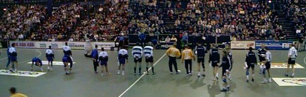 [Bild: kurz vor dem Anpfiff]