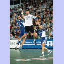 Nenad wird gestoppt.