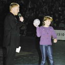 Thorsten Storm mit einem jungen Zebra-Fan beim Torwandwerfen.
