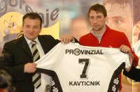 Vid Kavticnik pr�sentiert sein zuk�nftiges Trikot.